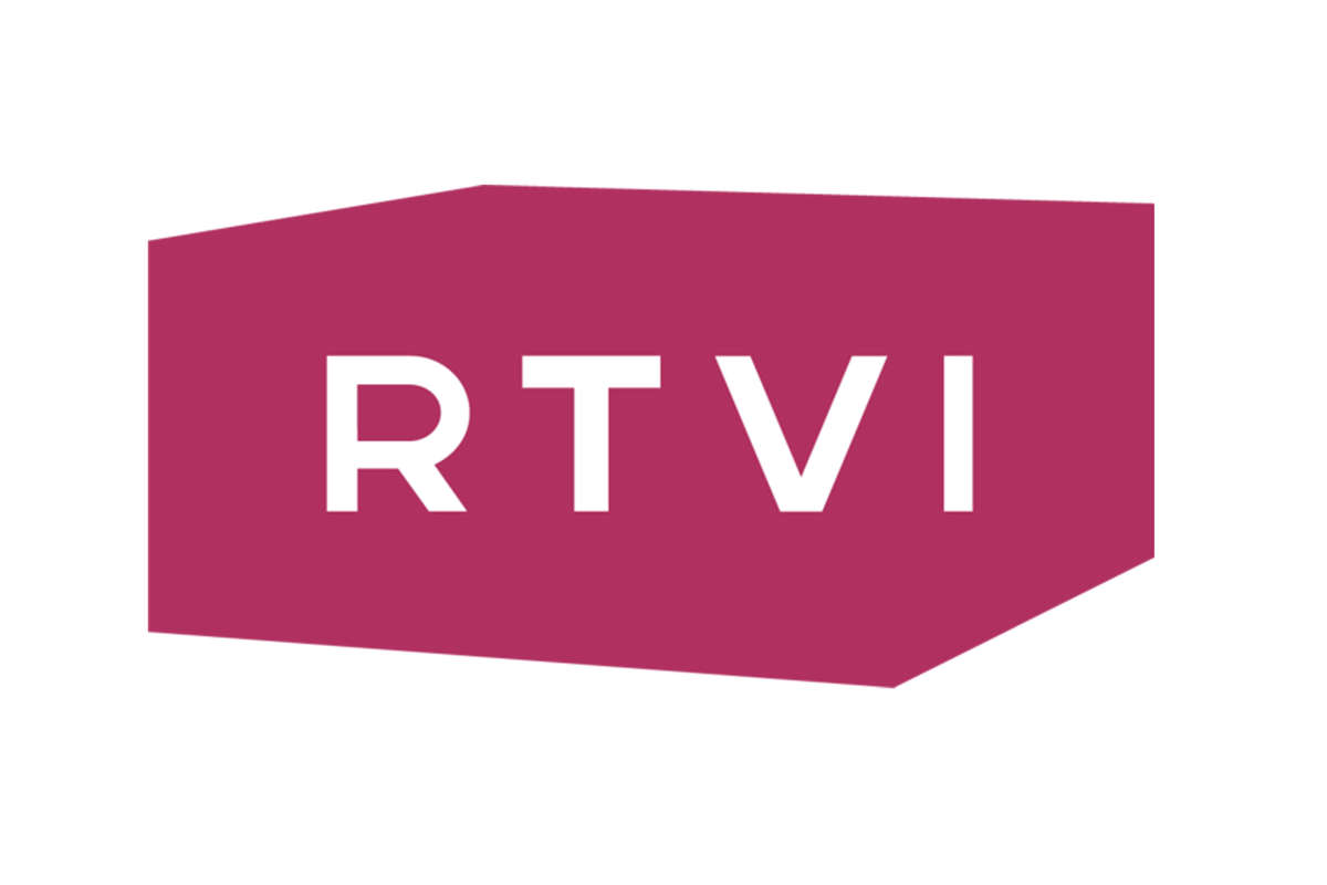 Логотип RTVI на фоне фасада легендарного отеля в Нью-Йорке