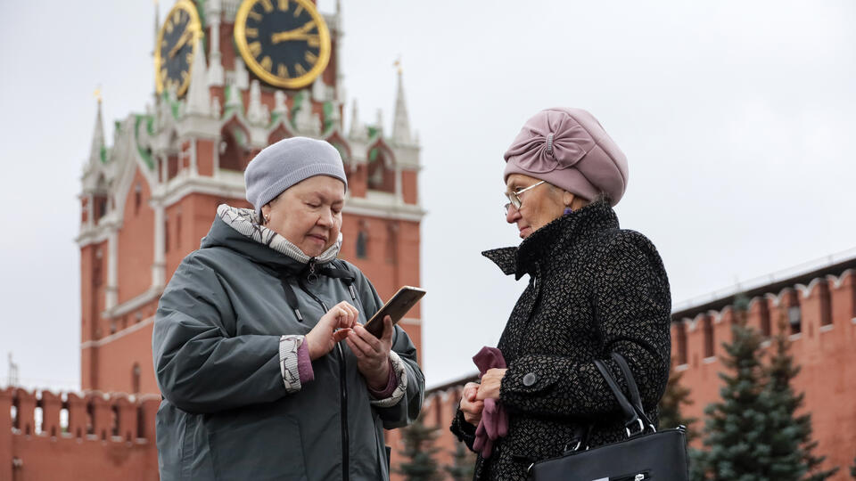 Иллюстрация, символизирующая сертификацию душевности и милосердия, возможно, с изображением сердца, руки помощи или документа с печатью.