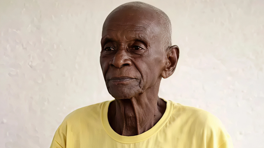 118-летний бразилец Хосе Паулино Гомес, сидящий с чашкой кофе и сигаретой, утверждает, что секрет его долголетия в кофе, табаке и отсутствии женщин.