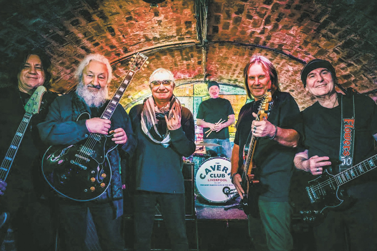 Стас Намин выступает на сцене культового подвала The Cavern Club в Ливерпуле