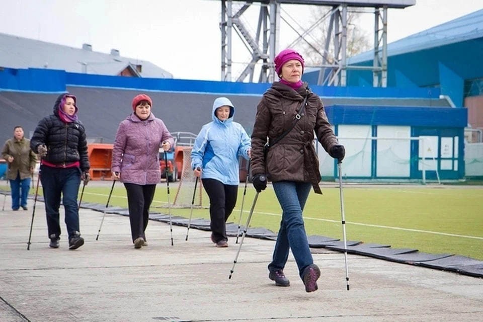 Человек занимается спортом на асфальте с использованием лыжных палок, символизируя здоровый образ жизни и борьбу с диабетом и плохим настроением.