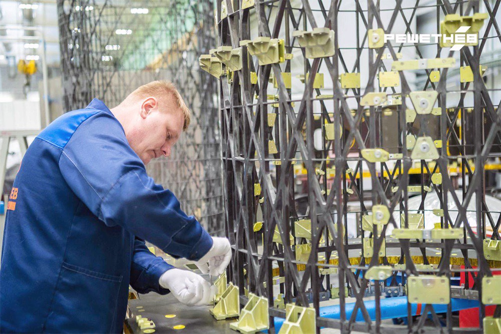 Иллюстрация спутника «Ямал-501» на орбите