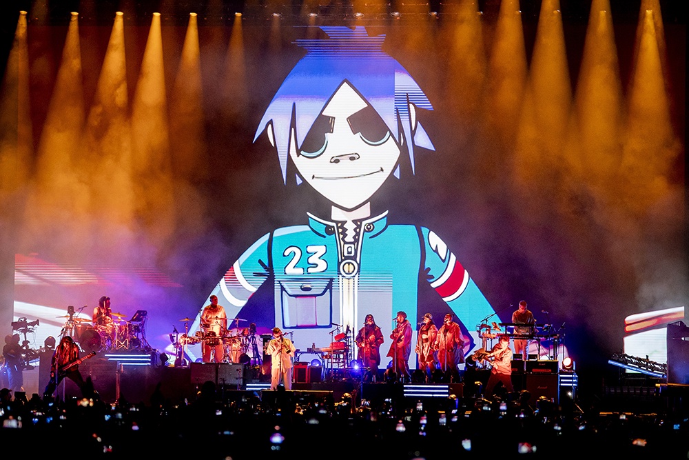Иллюстрация с персонажами Gorillaz, включая Влада (Зубную фею) и индийский ситар, символизирующая русскоязычный альбом.