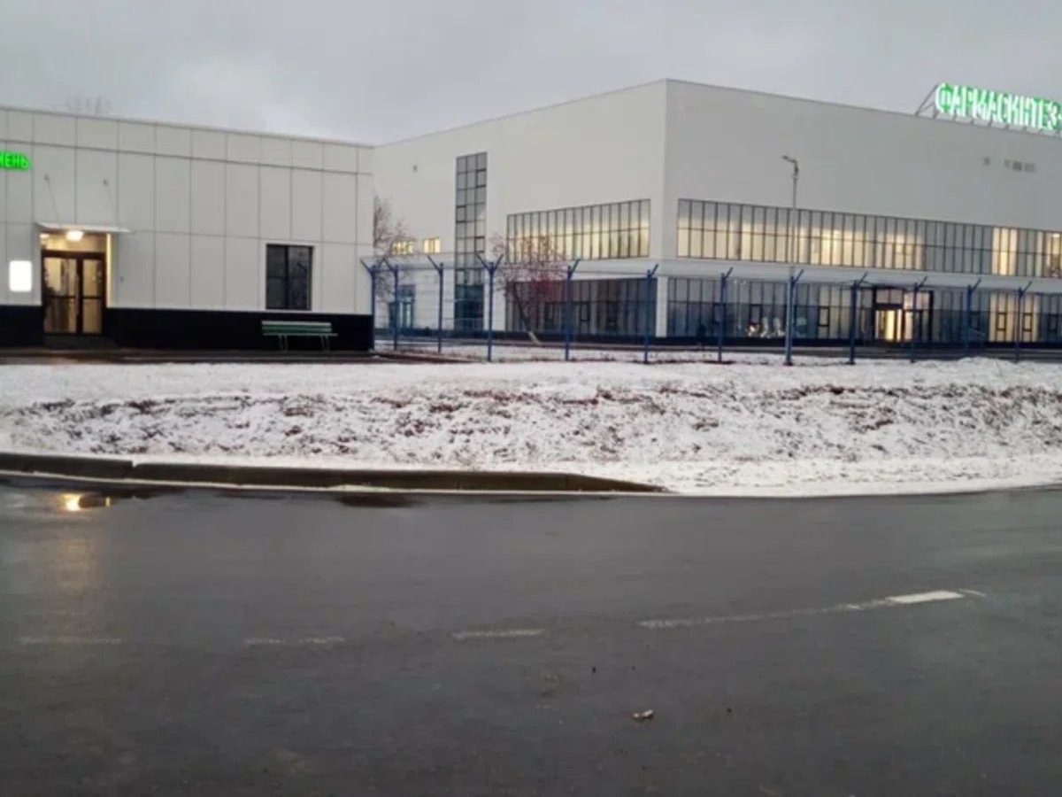 Здание фармацевтической компании в Тюмени, символизирующее рост и развитие.