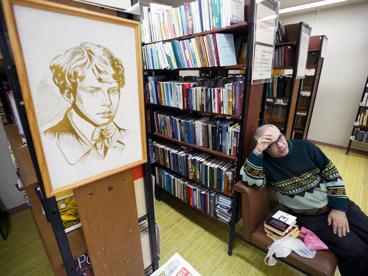 Стилизованное изображение, где Сергей Есенин в образе боксера одерживает победу над Александром Пушкиным, символизируя триумф русской природы и поэзии над классическим наследием.