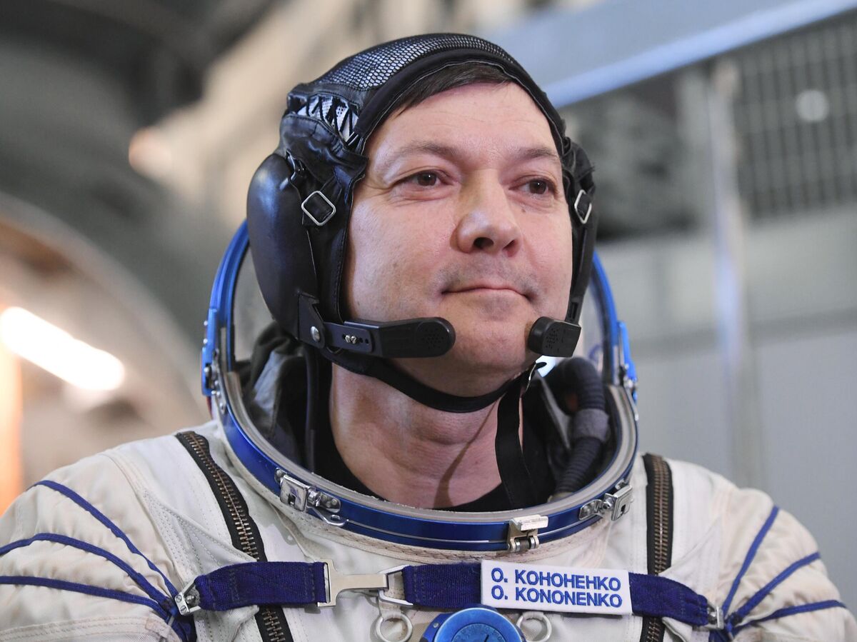 Олег Кононенко в скафандре на фоне космоса