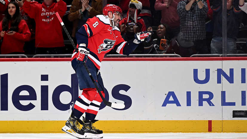 Александр Овечкин, капитан Washington Capitals, задумчиво смотрит в сторону, возможно, размышляя о будущем своей карьеры в хоккее.
