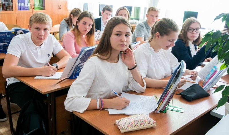 Изображение, символизирующее школьную революцию 2027 года, где старшеклассники с радостью и облегчением учатся, акцентируя внимание на интеллектуальном развитии.
