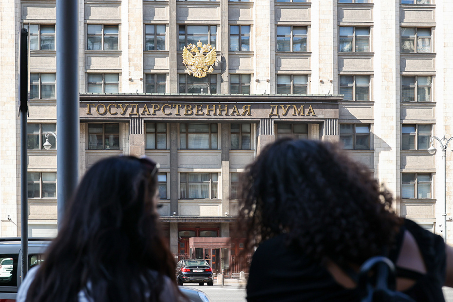Карта России с выделенными зонами особых экономических зон (ОЭЗ), символизирующими развитие российской глубинки.