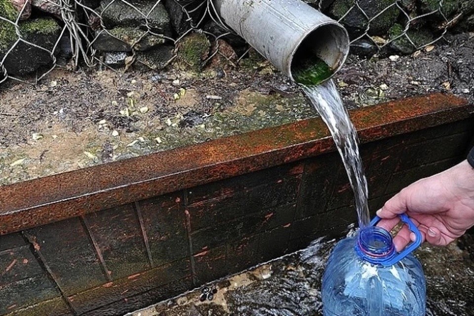 Эксперимент с водопроводной водой, чаем и мылом в стакане