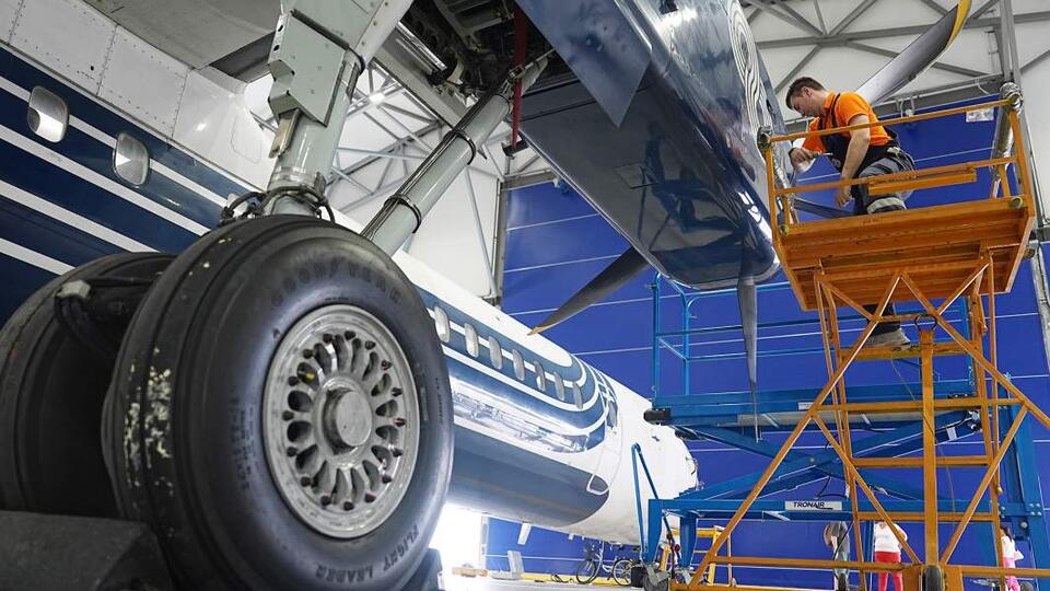 Русский механик демонстрирует находчивость при ремонте самолета Airbus