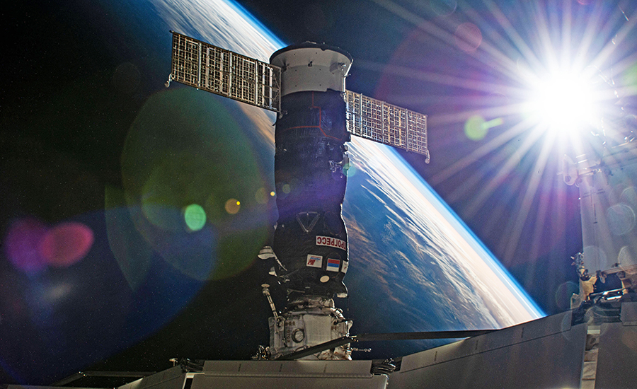 Грузовой космический корабль «Прогресс» приближается к Международной космической станции (МКС).