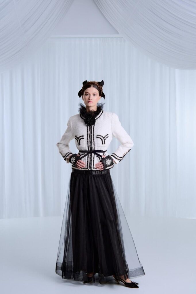 Модель в платье от YANINA Couture, вдохновленном театральной драмой