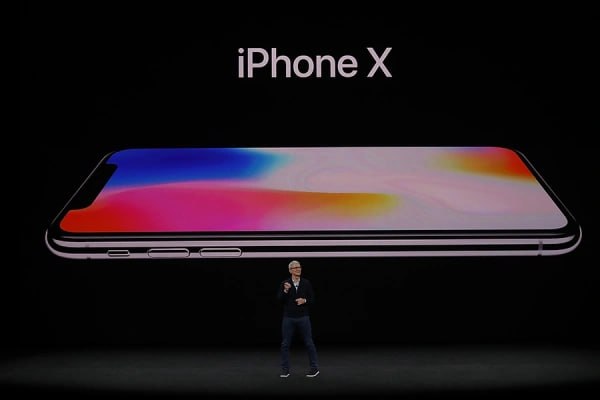 Логотип Apple, стилизованный под первоапрельскую шутку, с яблоком, которое выглядит как монета или купюра.