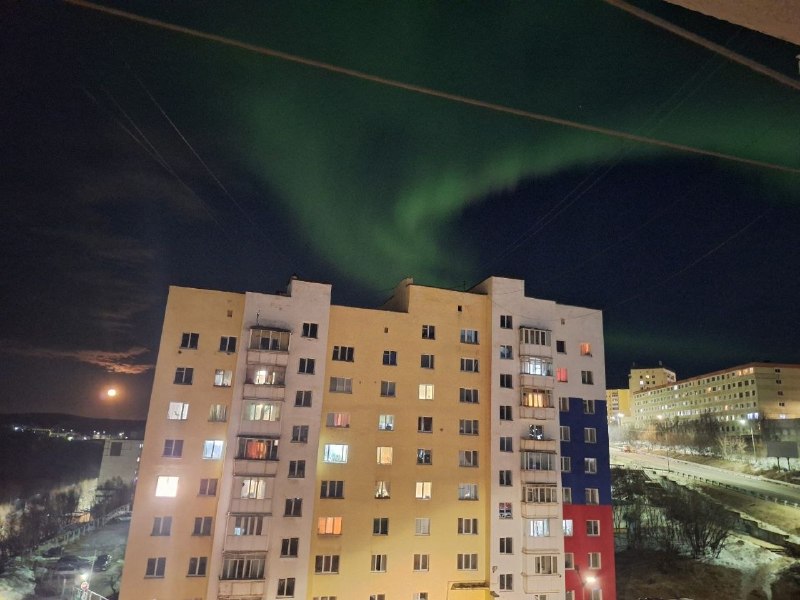 Яркое северное сияние над заснеженным пейзажем России