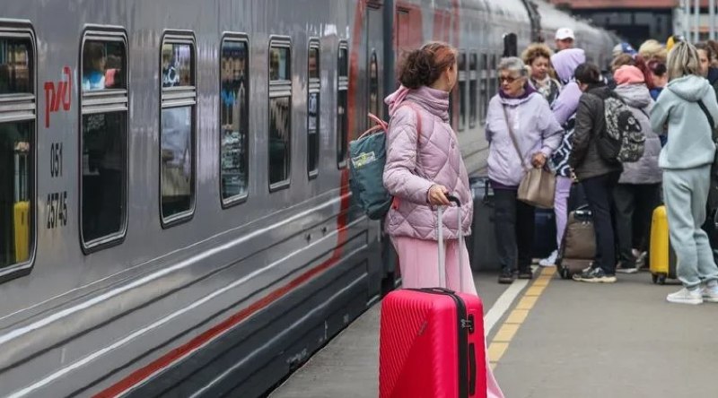 Пассажиры в электричке, едущие в Смоленскую область на фестиваль картофеля.