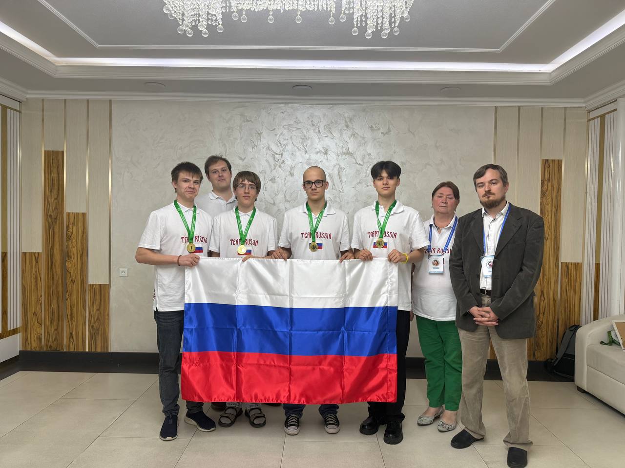 Школьники, демонстрирующие свои награды по биологии