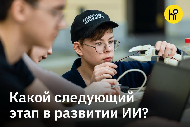 Робот-пылесос убирает пол в жилом помещении, демонстрируя интеграцию ИИ в быт.