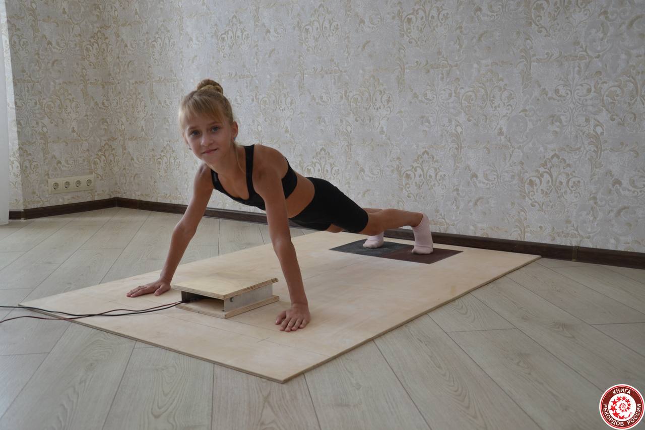 Кубанская школьница, отжимающаяся на фоне Чака Норриса