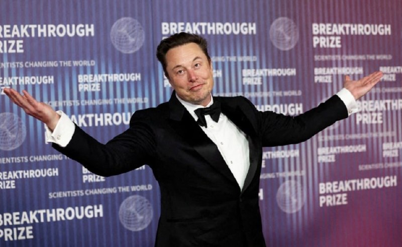 Илон Маск стоит на фоне логотипа SpaceX, символизирующего выход компании на IPO и оценку в $1,75 трлн.