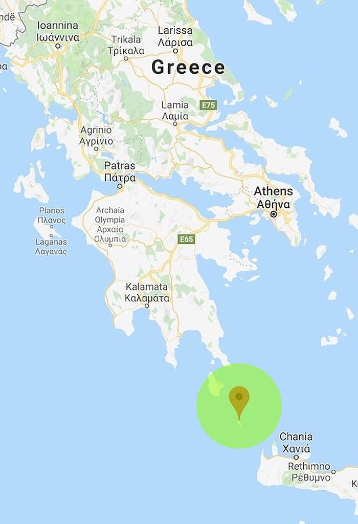 Уединенный пляж на греческом острове с видом на море