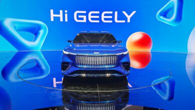 Изображение китайского дракона, символизирующего компанию Geely, на фоне испанской корриды