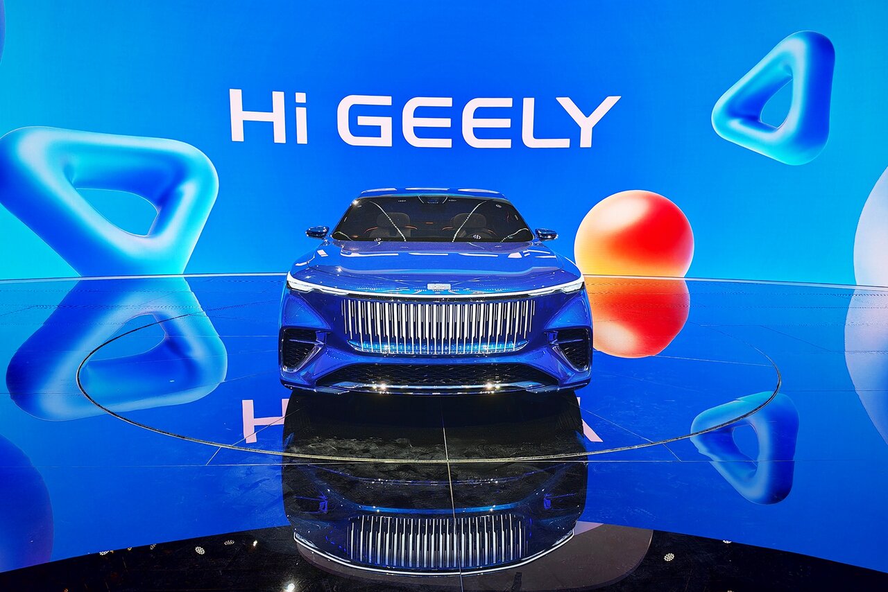 Изображение китайского дракона, символизирующего компанию Geely, на фоне испанской корриды