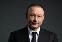 Изображение медных труб и ракеток на фоне Урала