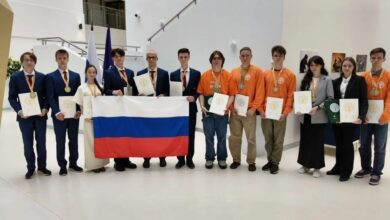 Юные российские биологи с книгами и моделями ДНК