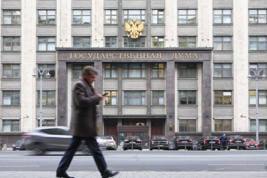 Иллюстрация программиста и верблюдов с ноутбуками на фоне небоскрёбов ОАЭ