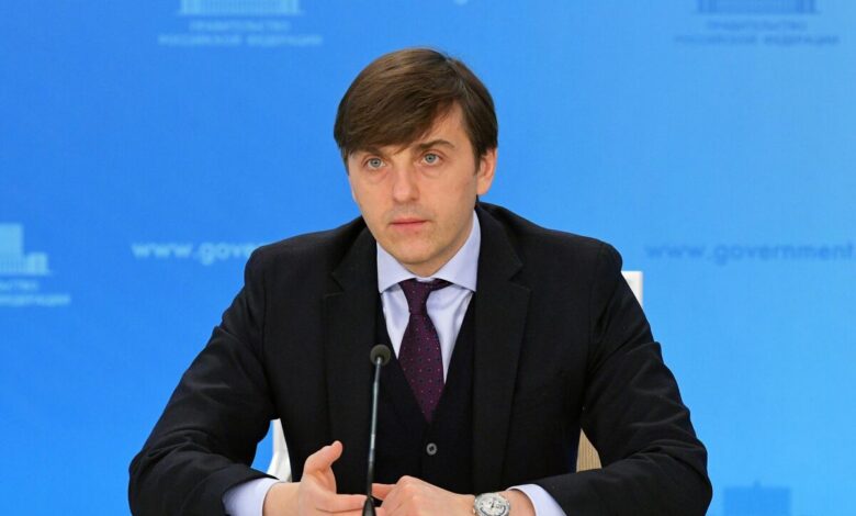 Студенты российских вузов на фоне гранитных зданий, символизирующих образование и науку