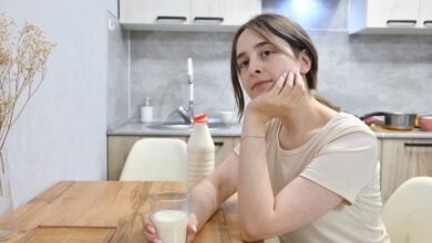 Изображение, иллюстрирующее тему молока и кефира в контексте взросления и заботы о коровах.