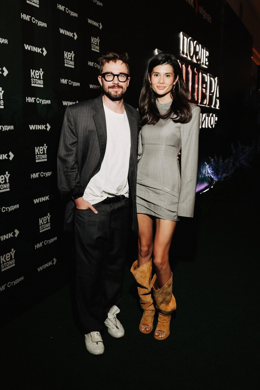 Александр Петров на красной дорожке с романтической атмосферой