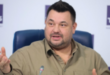 Сергей Жуков на сцене с музыкальными инструментами