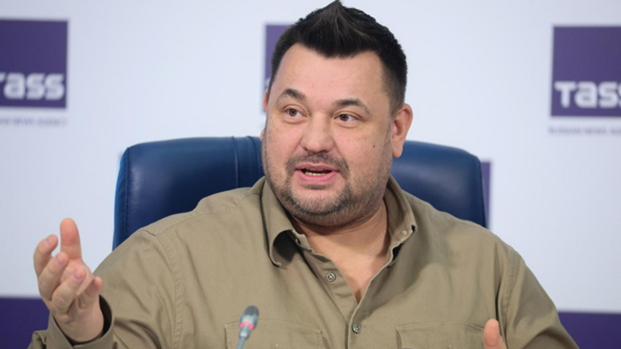 Сергей Жуков на сцене с музыкальными инструментами
