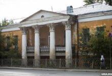 Изображение усадьбы Рязанова, сочетающей старообрядческий шик XIX века и современные строительные элементы.