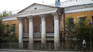 Изображение усадьбы Рязанова, сочетающей старообрядческий шик XIX века и современные строительные элементы.