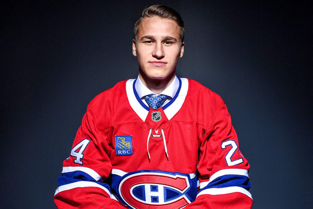 Иван в форме команды NHL, с шайбой на льду, с фоном стадиона