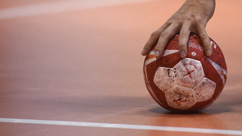Русские гандболисты празднуют победу на фоне Великой Китайской стены