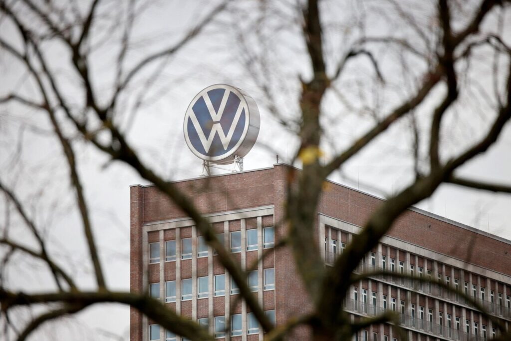 Немецкий пациент выбирает плов на фоне Volkswagen в солнечном Узбекистане