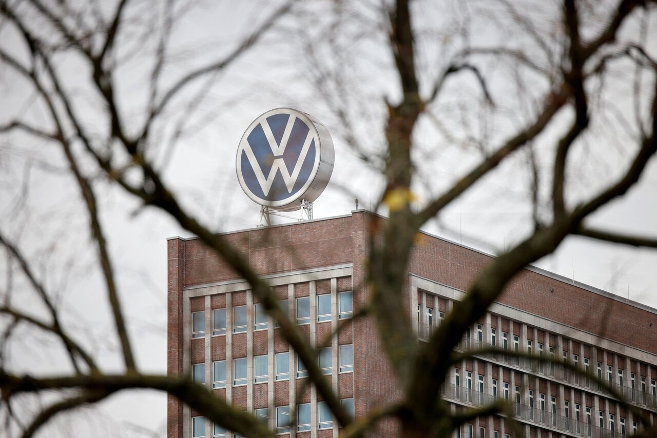 Немецкий пациент выбирает плов на фоне Volkswagen в солнечном Узбекистане