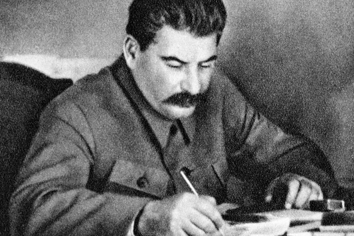 Винная пещера с бутылками вина, символизирующая историческое наследие Грузии