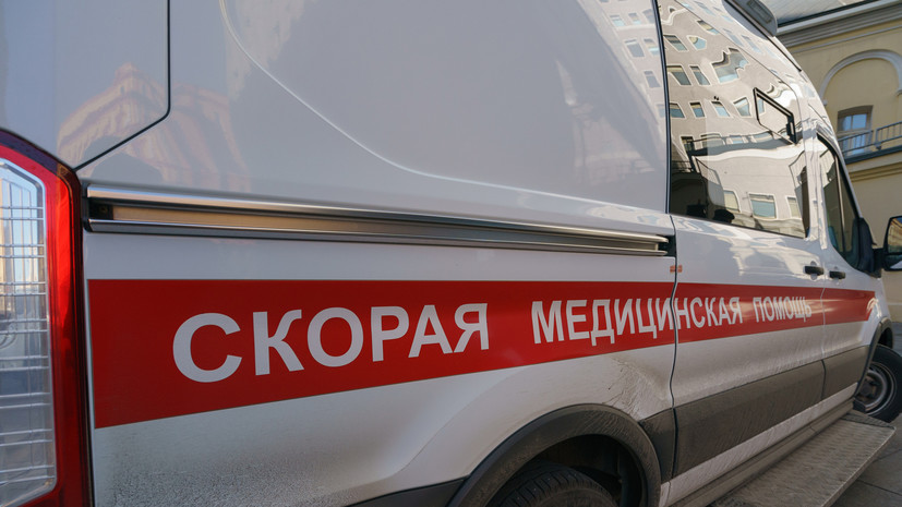 Изображение железных легких и реаниматоров, работающих в карете скорой помощи