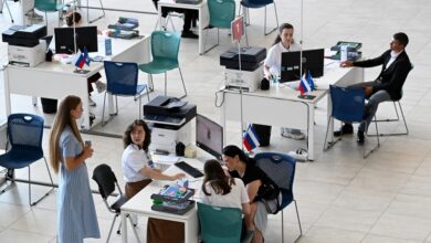 Абитуриенты, обсуждающие способы повышения баллов для поступления в вуз