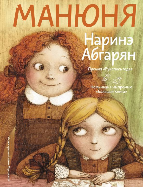 Изображение шашлыка на диване с тремя шедеврами искусства на стене.