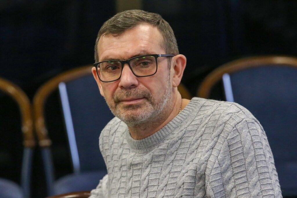 Доска с наградами и мероприятие на Ясной Поляне, посвященное литературным достижениям.