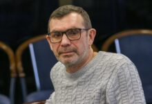 Доска с наградами и мероприятие на Ясной Поляне, посвященное литературным достижениям.