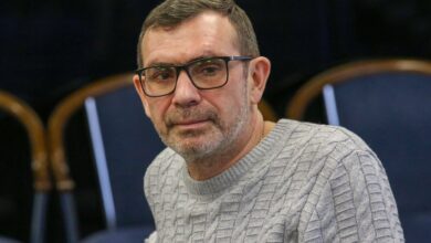 Доска с наградами и мероприятие на Ясной Поляне, посвященное литературным достижениям.