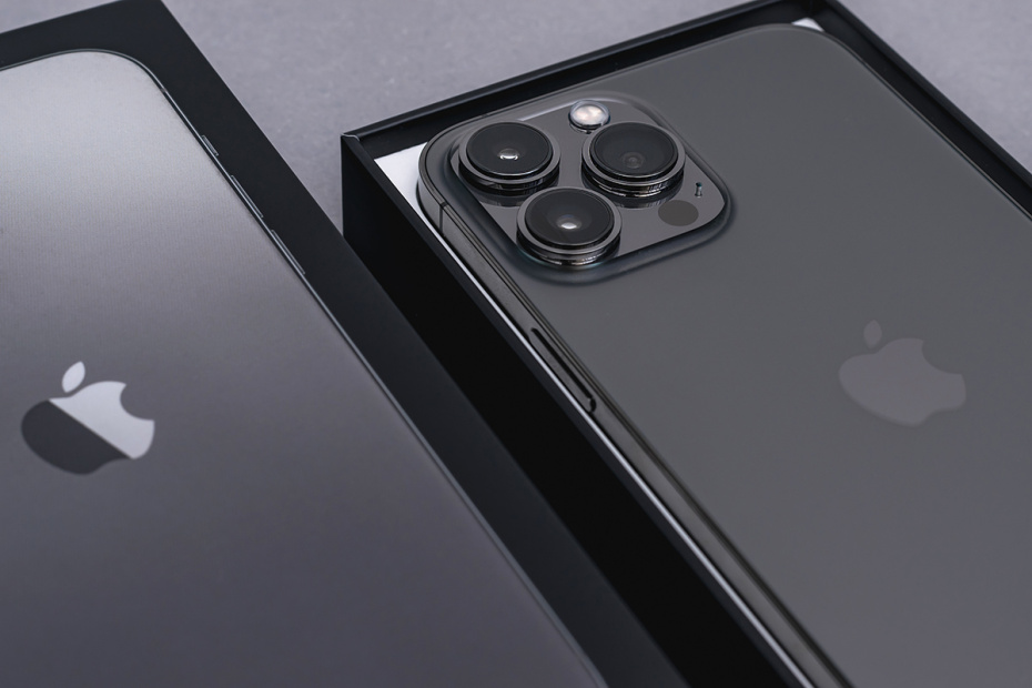 Изображение, иллюстрирующее связь между iPhone и его происхождением