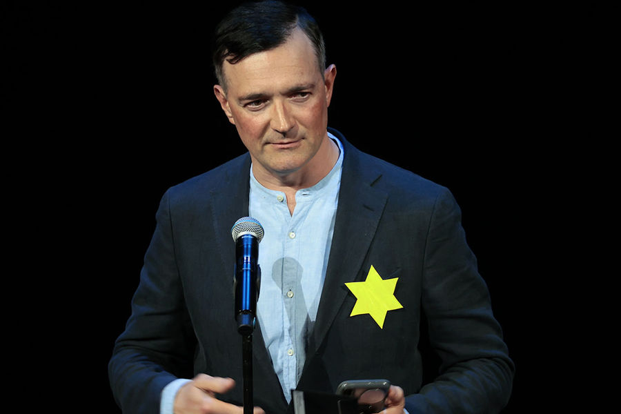 Егор Бероев на фоне японского пейзажа, держащий штурвал в руках